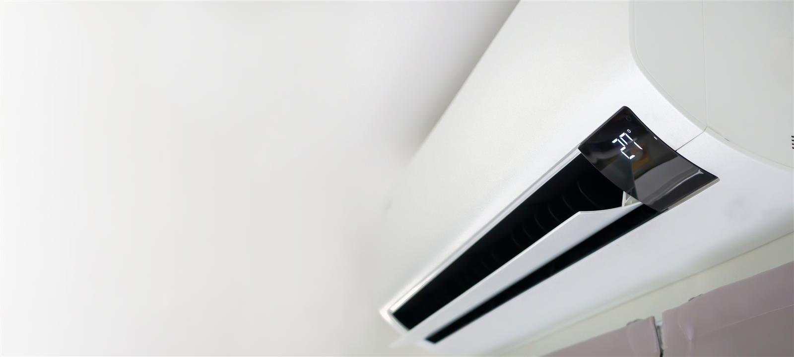 Unidad interior de aire acondicionado en un salón
